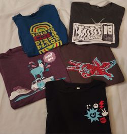 DISTRICT MOD BRANDED UNISEX 5 LARGE T-SHIRT ALL FOR $12!! ( VERY GOOD CONDITION (  BLACK ONE LONG SLEEVE ONLY )