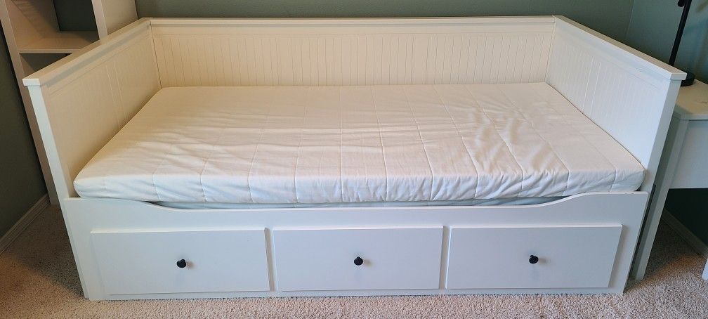 IKEA Hemnes Twin Size Day Bed, Pulls Out To King Size, With 2 Asvang Twin Size Mattresses