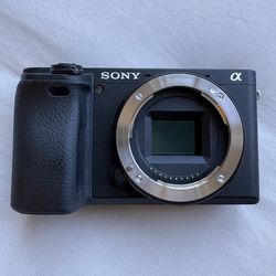 Sony A6400 + 50mm Lens + SmallRig Cage + Cleaning Kit – Low Shutter