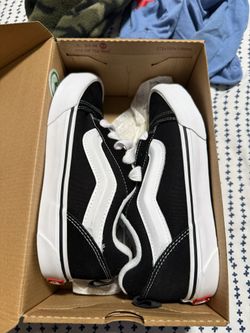 Vans Knu skool Size 4