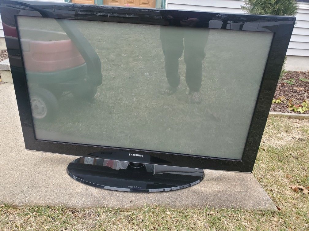 42 in flat-screen tv Samsung for Sale in Toms River, NJ - OfferUp