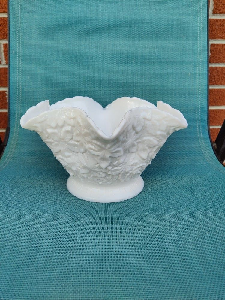 Vintage Maple Leaf Fruit Bowl With Ribbon Rim\Pinched Sides