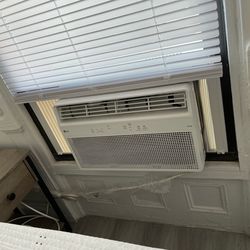 LG Window Air Conditioner - 8,000 BTU