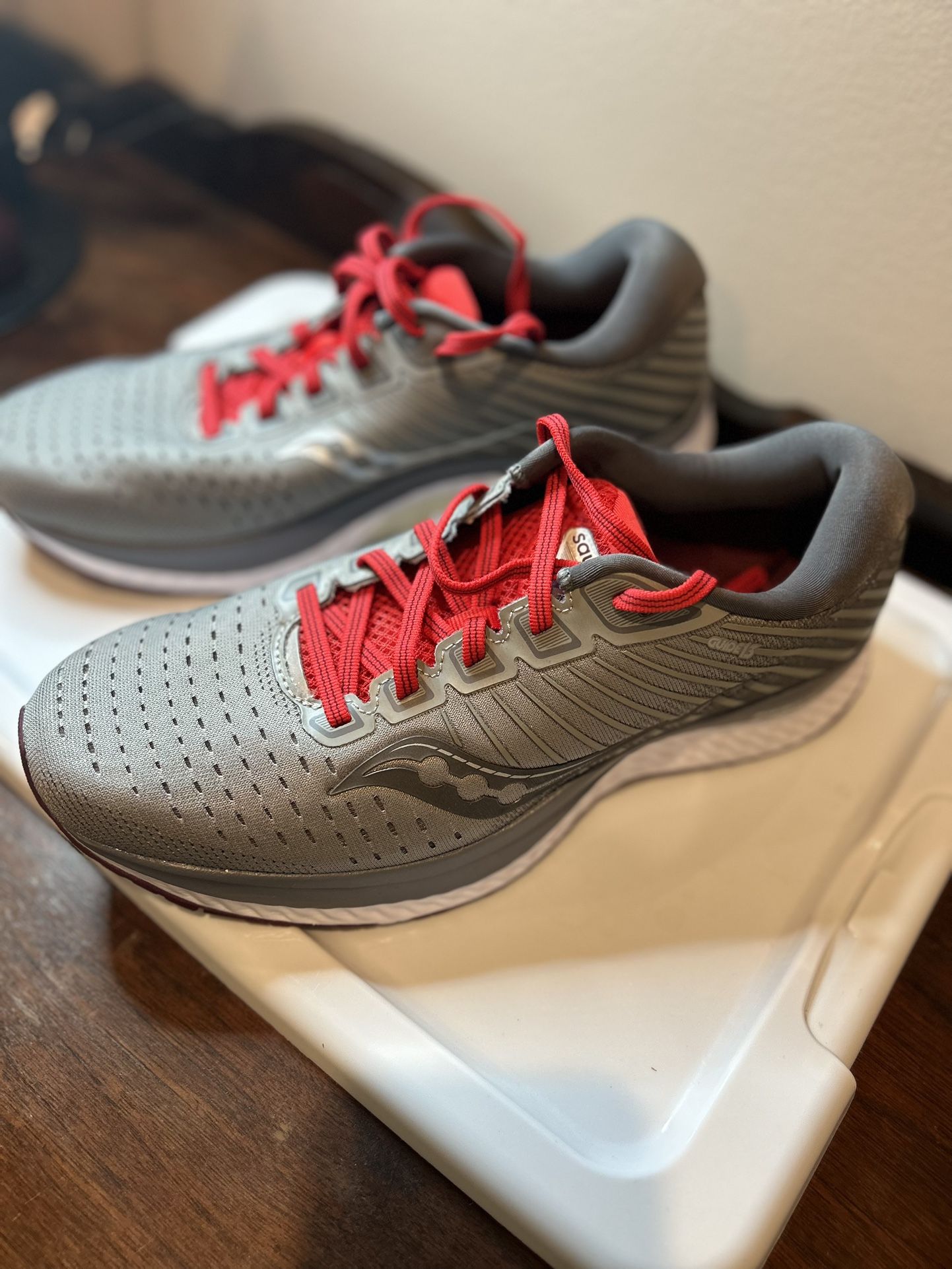 NEW SAUCONY MENS TENNIS SHOES SIZE 8.5