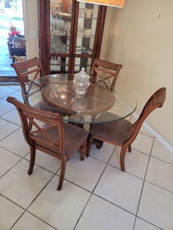 Very nice. Kitchen table and chairs
