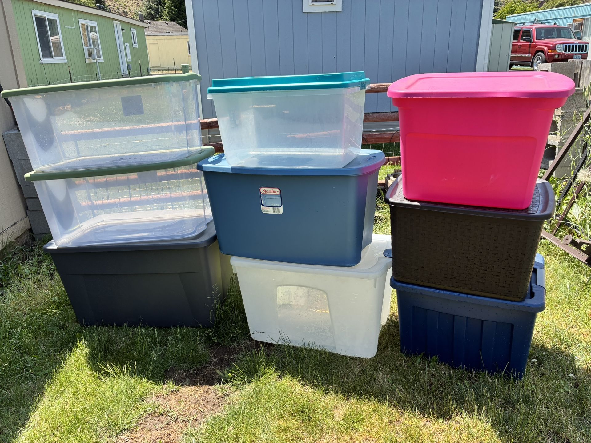 9 containers (including three  or more large/extra large containers)  altogether $100!!! first come first get!!!! Please do not message me unless you 
