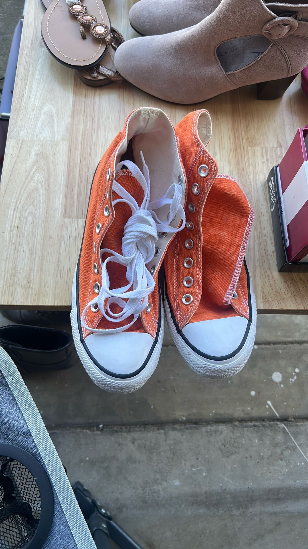 Converse Men 7.5 - Women 9.5