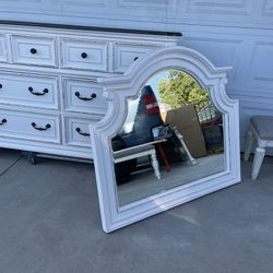 Beautiful Scarlet Off White Vintage Dresser With Mirror 