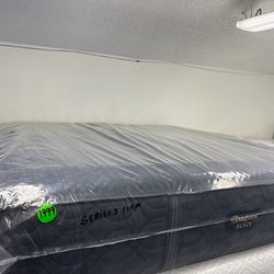 KING SIZE SIMMONS BEAUTYREST BLACK SERIES 3 (FIRM) MATTRESS & BOX SPRINGS BED SET