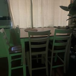 Mesa de 4 Sillas muy comoda con dos tapetes incluidos de la marca IKEA 