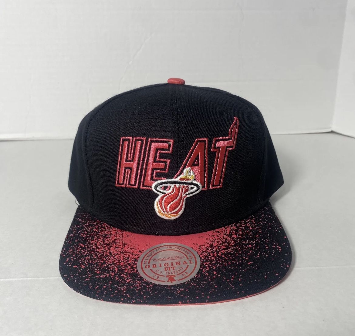 Mitchell & Ness Miami Heat Snapback Hat NBA Cap Black/Pink Spray paint - New
