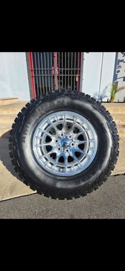 17" FUEL rims w/ 35" Ridgecrawler R/T tires