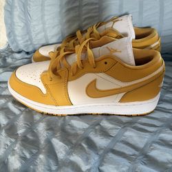 Jordan 1 low’s size 5.5 y
