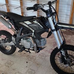 2025 140cc 4 Stroke Dirt Bike