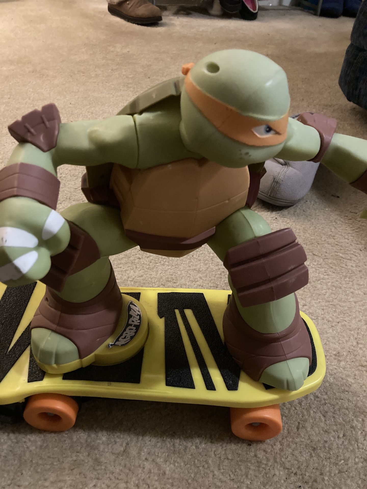 Teenage Mutant Ninja Turtle On Skateboard Toy (collectible)