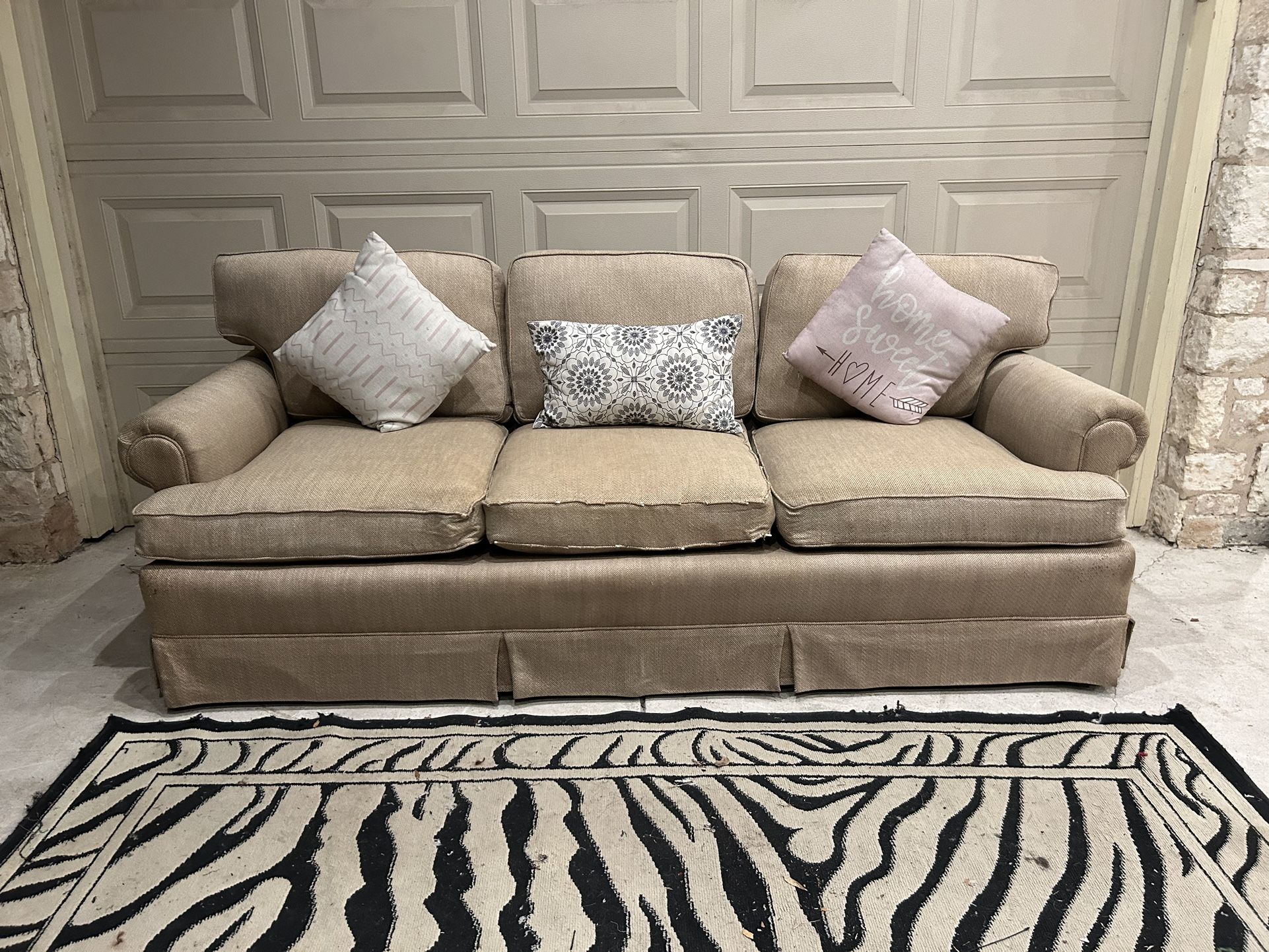 Free Delivery 🚚 Brown Couch/ Sillón Café