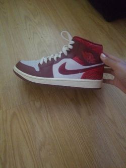 BURGENDY JORDAN 1S
