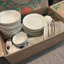 40 Piece China Set 