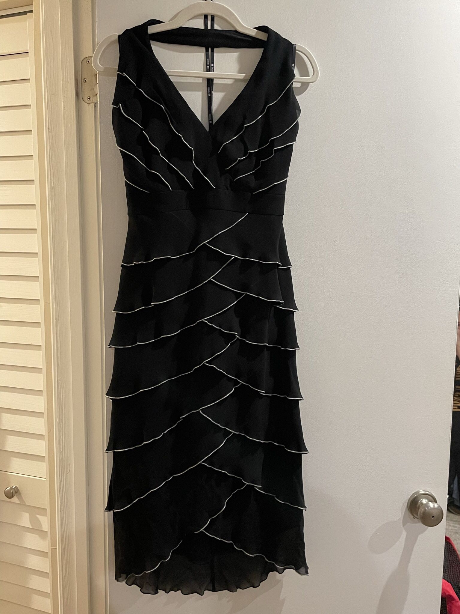 Tadashi Size 4 Black Dress