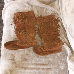 Minnetonka Fringe Boots 10