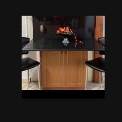 Practico y Bello Mostrador Con Gabinete Y Backsplash 