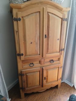 SOLID OAK CORNER CABINET/HUTCH
