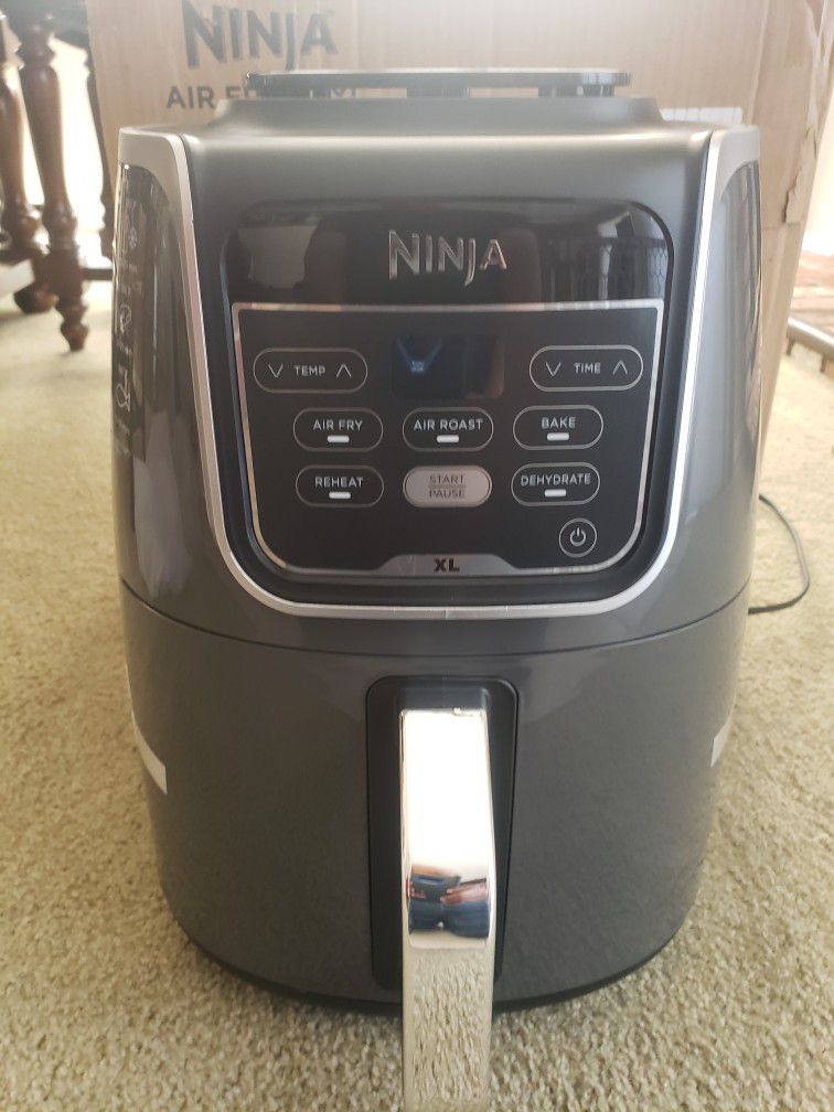 Ninja AF161 Max XL Air Fryer that Cooks, Crisps, Roasts, Bakes, Reheats and  Dehydrates, with 5.5 Quart Capacity, and a High Gloss Finish, Grey for Sale  in San Diego, CA - OfferUp
