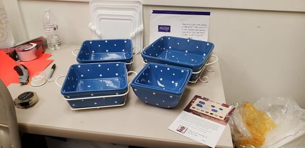 Temp-Tations 2 bowl/3 dish bakeware set with carriers and lids