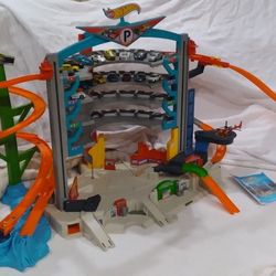 COMPLETE Hot Wheels Ultimate Garage with 18 Cars + 1 Helicopter