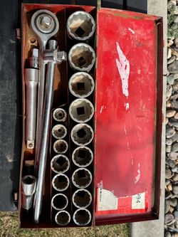 Socket Wrench Set with Metal Case