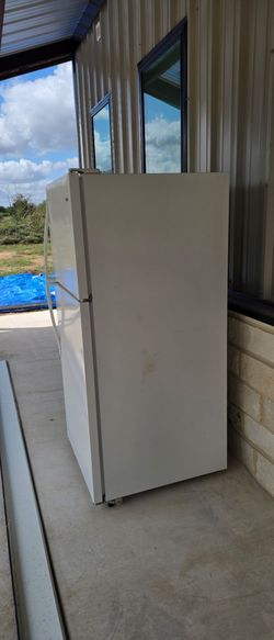 White top freezer refrigerator