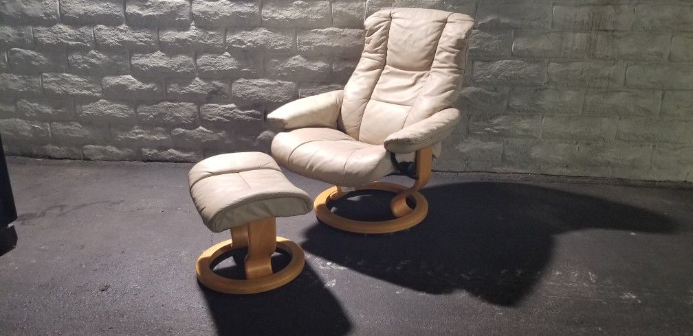 Ekornes Stressless Recliner and Ottoman - MAYFAIR Paloma Kitt Classic White, Size: Medium.