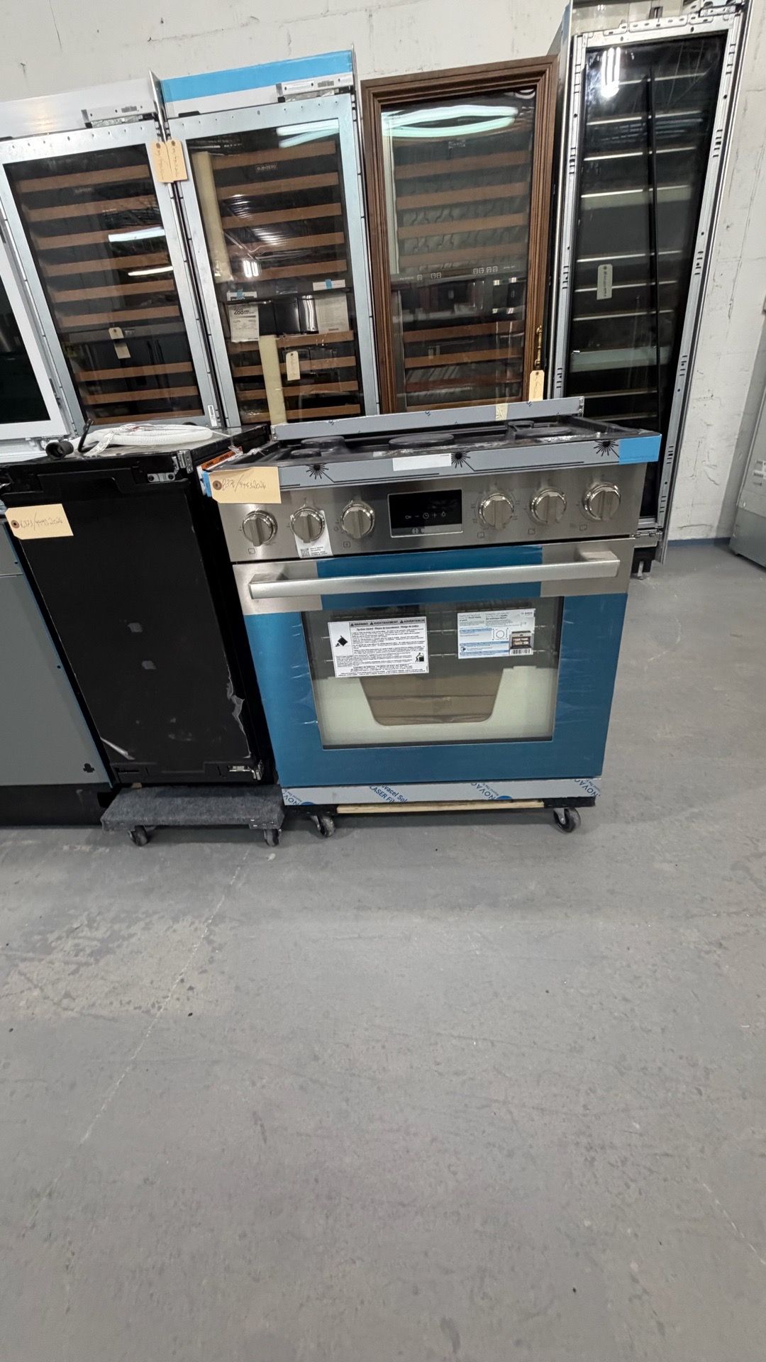 NEW Bosch 800 Series 30” Industrial Style Dual Fuel Range – Stainless Steel Upgrade your kitchen with this luxury Bosch 800 Series 30-inch dual fuel