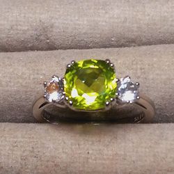St.Silver Ring W/Green Stone-Sz 7-2.90 Grams  1st Come 1st Served 202