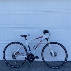 GT Transeo 1.0 Hybrid Bike – Medium Frame - Aluminium Bicycle