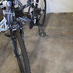 24in Hyberd Bicycle Black GOOD CONDITION 
