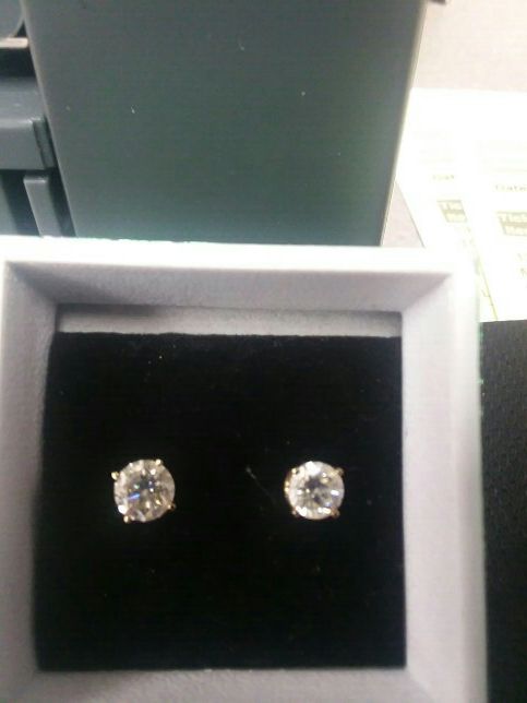 14kt pair of diamond stud earring 1.1 grams apx 40 pts each