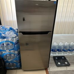 Danby Mini Fridge With Freeze 