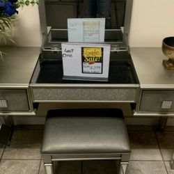 Mirrored vanity Set $10 leasing