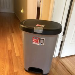 Hefty 12.7 Gallon Step Trash Can Gray