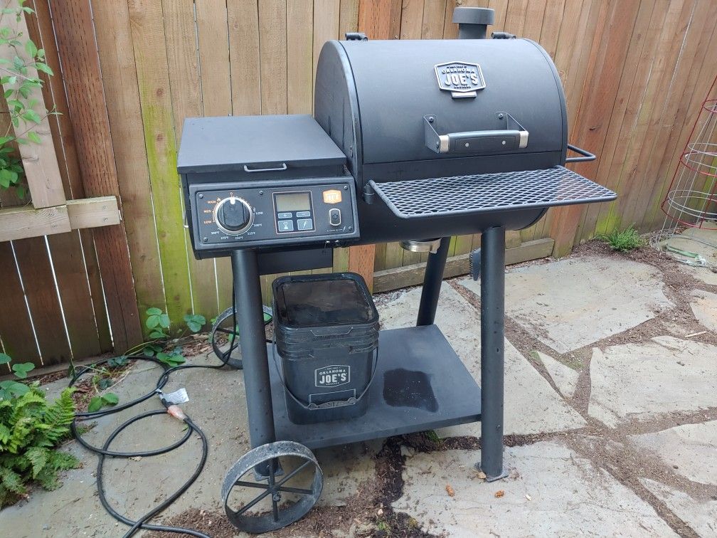Oklahoma Joe Pellet Grill for Sale in Woodway, WA OfferUp