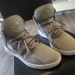 Adidas Roundhouse Mid 2011 Deadstock Great Condition Mens Sneaker size 11 US