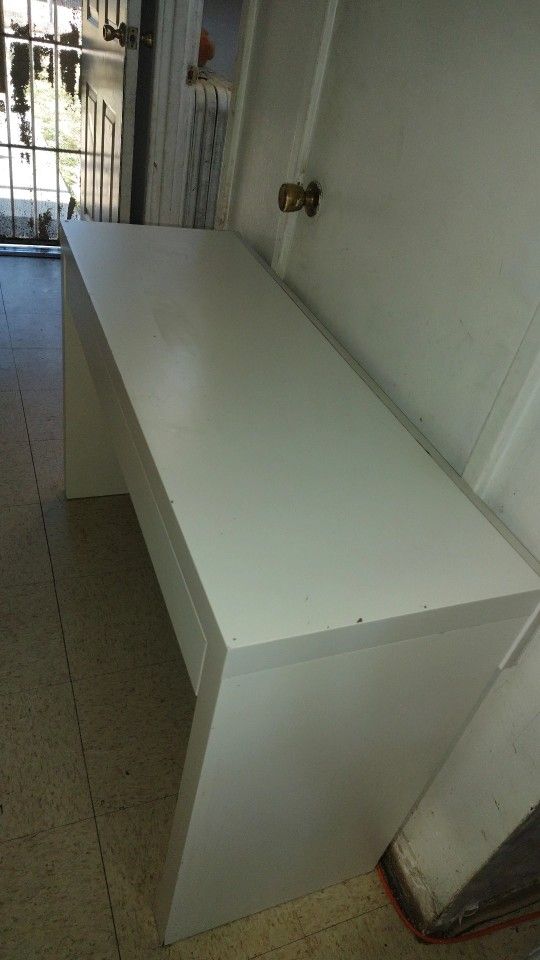Desk/ Nail table