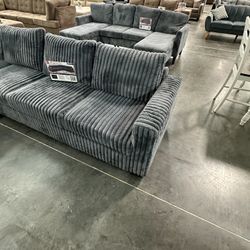 4-Piece Sectional Set W/ Ottoman
One-Arm Loveseat x 2 + Corner Wedge + Cocktail Ottoman
New in a box 
Color: Dark Gray

Bonito Seccional de 4 Piezas 
