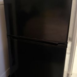 Mini fridge with freezer 
