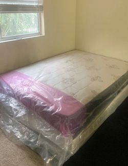 New queen mattress and box spring 2 pc