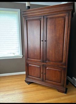 Entertainment armoire