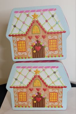 2 stackable gingerbread house boxes
