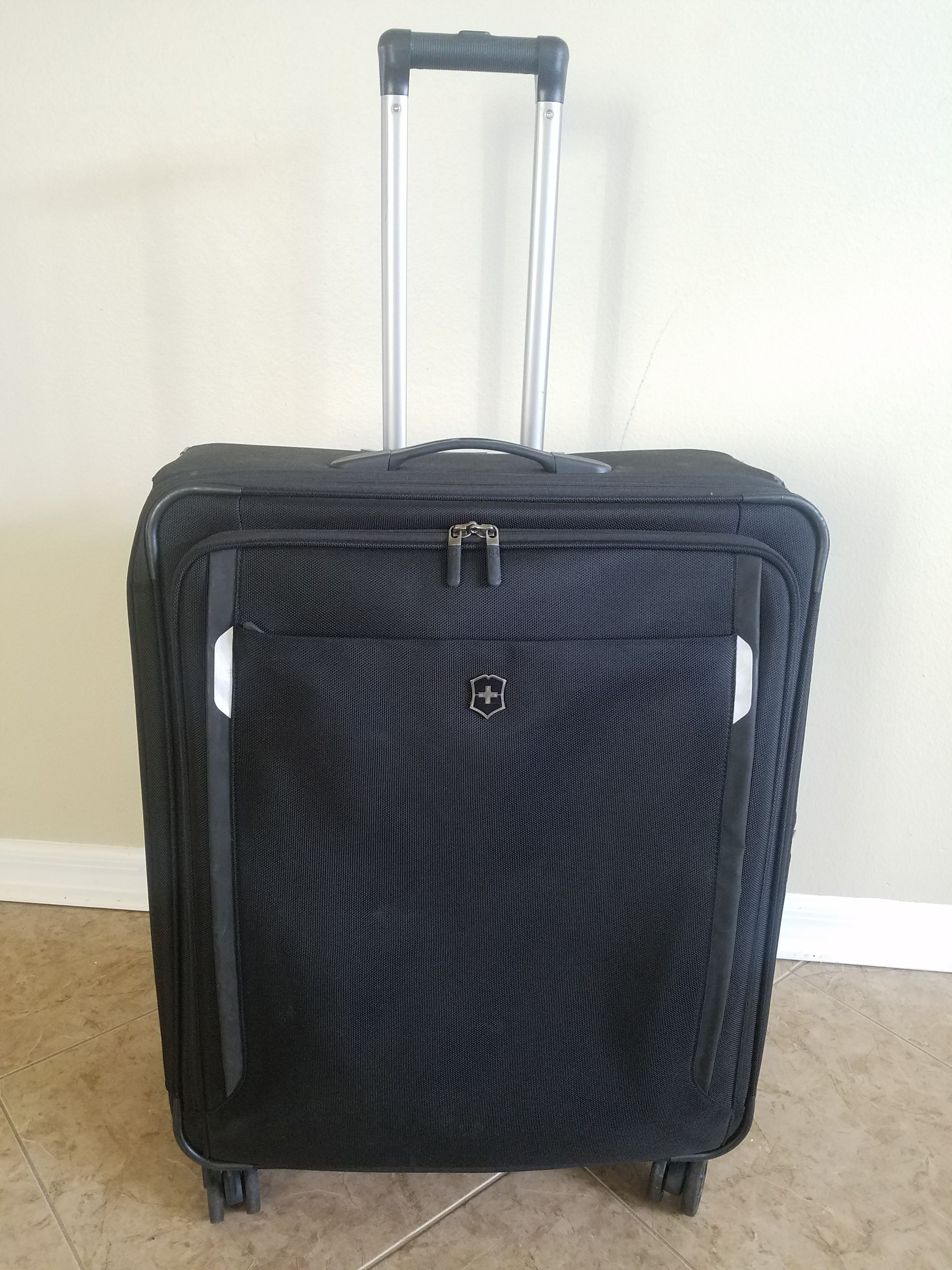 Free delivery Today Victorinox swiss army werks 27" luggage spinner travel bag black $600
