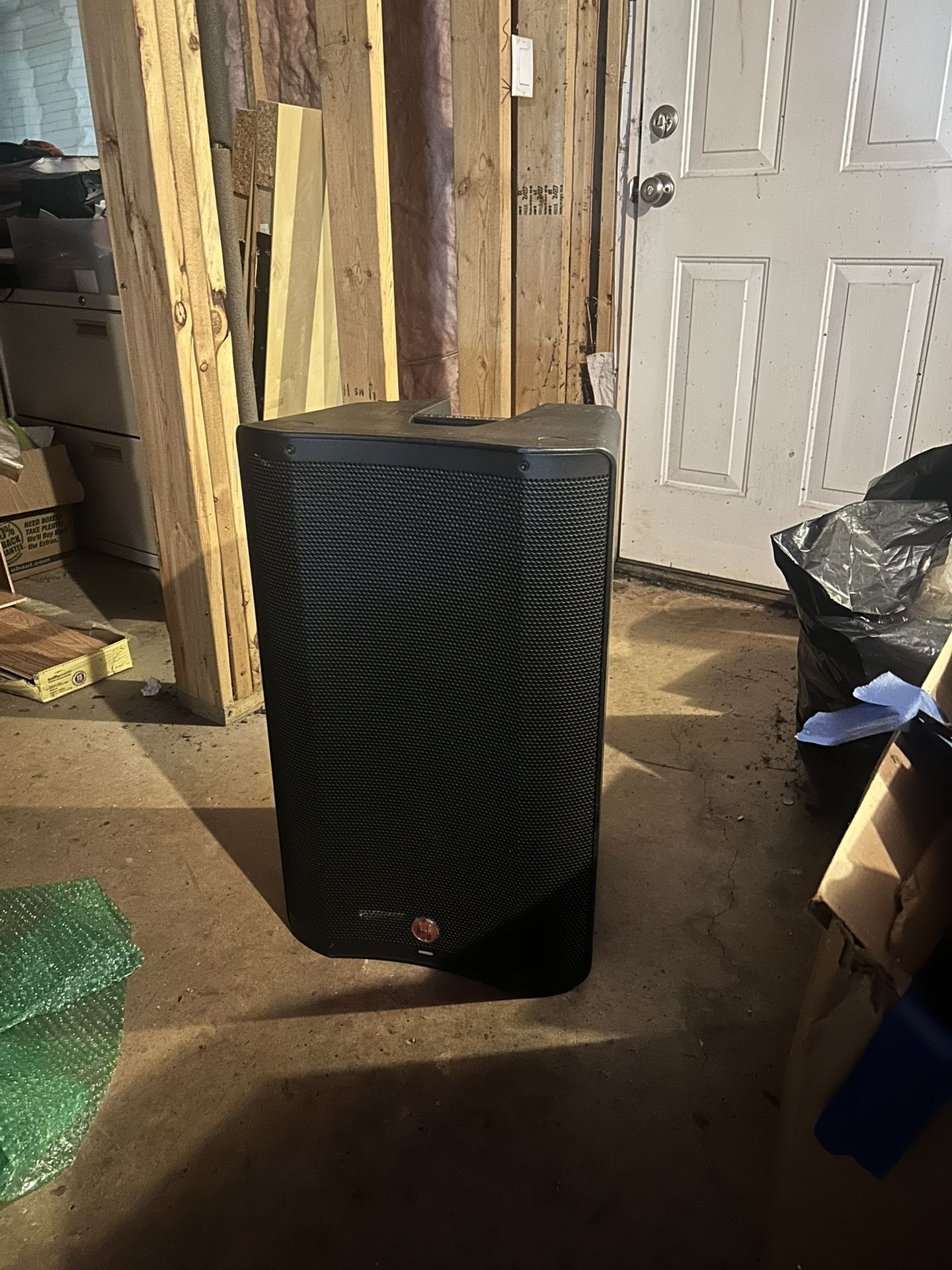 Used Harbinger VARI V2315 Powered Speaker